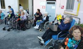 Macerata, fiori per i nonni e le nonne della casa di riposo "Betania": il dono degli alunni dell'Helvia Recina