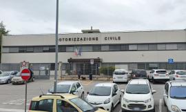 Macerata, cellulare e auricolare nascosti per superare l'esame della patente: denunciato 20enne