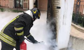 Frigorifero in fiamme in un appartamento: i residenti evitano il peggio