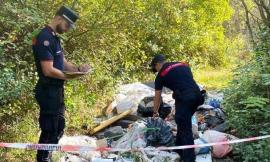 Getta un cumulo di rifiuti nel parco Gola della Rossa: denunciato responsabile