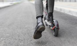 Tentano fuga in monopattino dopo aver rubato portafogli e contanti: arrestati