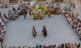 Tolentino, piazza gremita per i 30 anni del corteo storico "Dono dei Ceri"