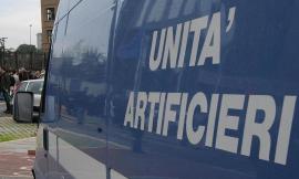 Puliscono il letto del fiume e scoprono due ordigni bellici. Intervengono gli artificieri