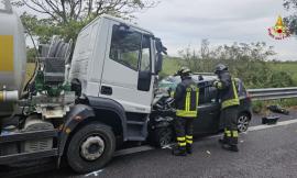 Scontro frontale tra un camion e un'auto: 25enne soccorso in eliambulanza