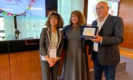 Montelupone, il sindaco Rolando Pecora ritira il premio delle "Città del Miele"