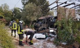 Macerata, allarme incendio: camper a fuoco (FOTO)