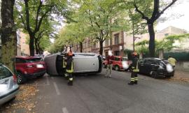 Macerata, urta un'auto in sosta e si ribalta sulla strada: il traffico va in tilt (FOTO)