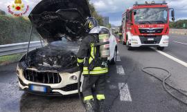 Civitanova, auto a fuoco in autostrada: vigili del fuoco in azione lungo la A14