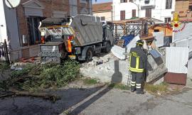 Camion per la raccolta dei rifiuti sfonda un muretto e danneggia una conduttura del metano