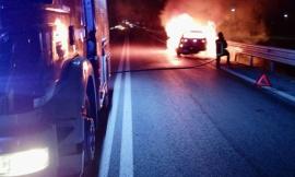 Vettura inghiottita dalle fiamme: paura lungo la SS16
