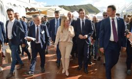 Acqualagna, Meloni, Fitto e Acquaroli firmano il Patto di Coesione: investimenti per oltre 530 milioni di euro
