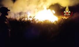 Morrovalle, in fiamme sterpaglie e una legnaia: vigili del fuoco al lavoro
