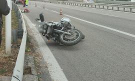 Tolentino, cade con la moto in superstrada: centauro trasportato a Torrette in elisoccorso (VIDEO e FOTO)