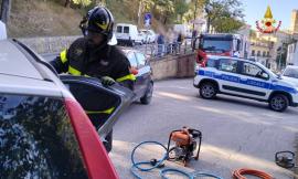 Scontro tra due auto: donna estratta dall'abitacolo e trasferita in ospedale