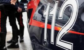 Petriolo, sfilano la catenina con la tecnica dell'abbraccio: cinque persone denunciate