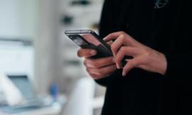Tenta di evitare la separazione della vicina per paura di perdere la casa: denunciata per molestie telefoniche