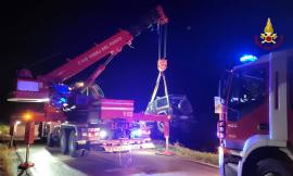Auto finisce in una scarpata, conducente incastrato tra le lamiere lancia l'allarme con il clacson