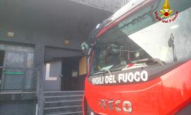 Incendio all'alba, fiamme nella discoteca Luxury: intervengono tre squadre dei vigili del fuoco