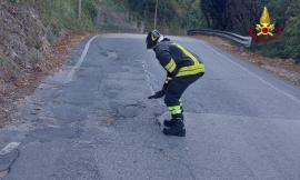 Si rompe tubazione di metano, strada chiusa: intervengono i vigili del fuoco