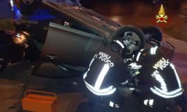 Pauroso scontro tra due auto lungo la Statale, una si ribalta