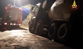 Camion betoniera va fuori strada e finisce in un fossato: arrivano i vigili del fuoco