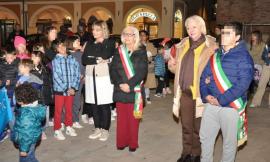 Giornata mondiale dell'infanzia, manifestazione a San Severino sotto al Municipio illuminato di azzurro
