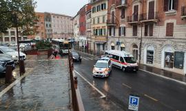 Macerata, asfalto scivoloso: donna investita in via Roma