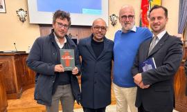 Civitanova, sala consiliare piena per l'incontro con Diego Fusaro e Andrea Cionci