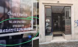 Macerata, nella notte imbrattata la vetrina di H.A.B: "Sappiamo chi è stato"