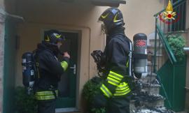Cortocircuito in salotto, scoppia incendio nell'appartamento: 29enne finisce al pronto soccorso