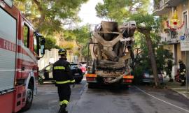 Camion betoniera resta incastrato sotto un pino: arrivano i vigili del fuoco