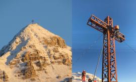 La croce sul Monte Bove torna a svettare su Ussita: un momento atteso 3 anni
