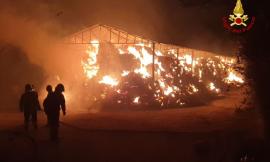 Scoppia incendio in un fienile: struttura inghiottita dalle fiamme