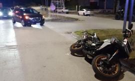 San Severino, incidente all'incrocio: motociclista finisce a terra per evitare impatto con auto