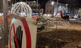 Macerata e il caso della "Sfera" di Peschi: luci o no? Ci pensano i "lavori in corso" a impallarla