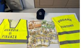Controlli al porto, passeggero dichiara 10mila euro ma nei bagagli ce ne sono 155mila: scatta sequestro