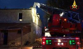 Corridonia, il camino prende fuoco e intacca parte del tetto: evacuate 5 persone