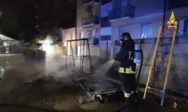 Cassonetti a fuoco, le fiamme danneggiano alcune auto nelle vicinanze