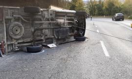 Macerata, furgone si ribalta in via Bramante: traffico in tilt