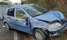 Pollenza, perde il controllo dell'auto e va fuori strada: donna finisce in ospedale (FOTO)