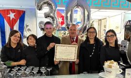 Tolentino, 30 anni di attività per il Mitho’s Cafè&Restaurant: pergamena celebrativa dal Comune