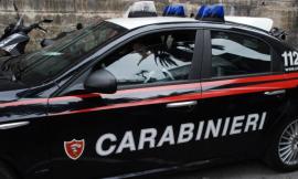 Rapina al distributore, minaccia con la pistola dipendente e fugge col bottino: due denunciati