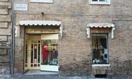 Macerata, nuovo furto in centro storico: raid dei ladri al negozio "Piangiarelli Intimo"