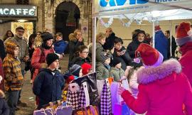 Macerata, passeggiata dei Babbi Natale con l'Avis: consegnati doni a piccoli e famiglie