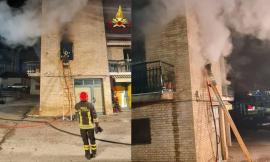 Incendio in una palazzina, fiamme dal camino: evacuate cinque persone