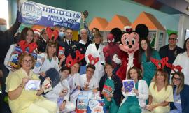 Macerata, il Moto club della polizia di Stato regala sorrisi ai bambini del reparto di Pediatria dell'ospedale