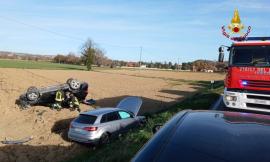 Scontro fra tre auto, una si ribalta: feriti trasportati all'ospedale