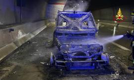 Panico in superstrada, inferno di fumo in galleria dopo l'incendio di un'auto: almeno 15 intossicati