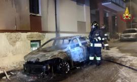 Auto a fuoco nella notte: le fiamme provocano danni anche a un appartamento