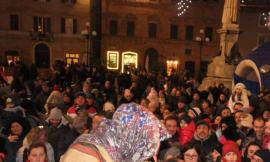 Recanati, le Befane arrivano in moto: calze piene di dolci per i bambini e tanti giocattoli musicali